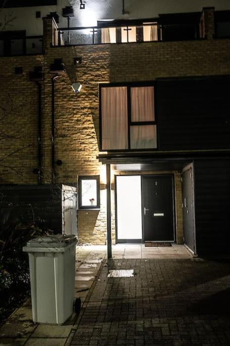Exquisite Cozy House, Close To Train Station And Amenities Harold Wood エクステリア 写真
