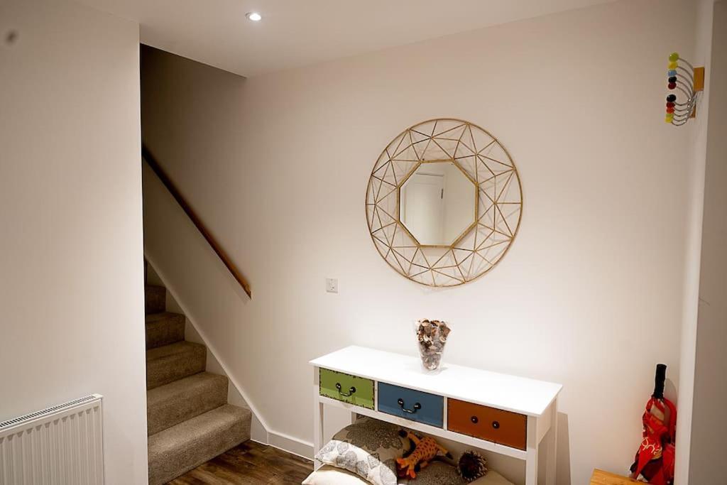 Exquisite Cozy House, Close To Train Station And Amenities Harold Wood エクステリア 写真