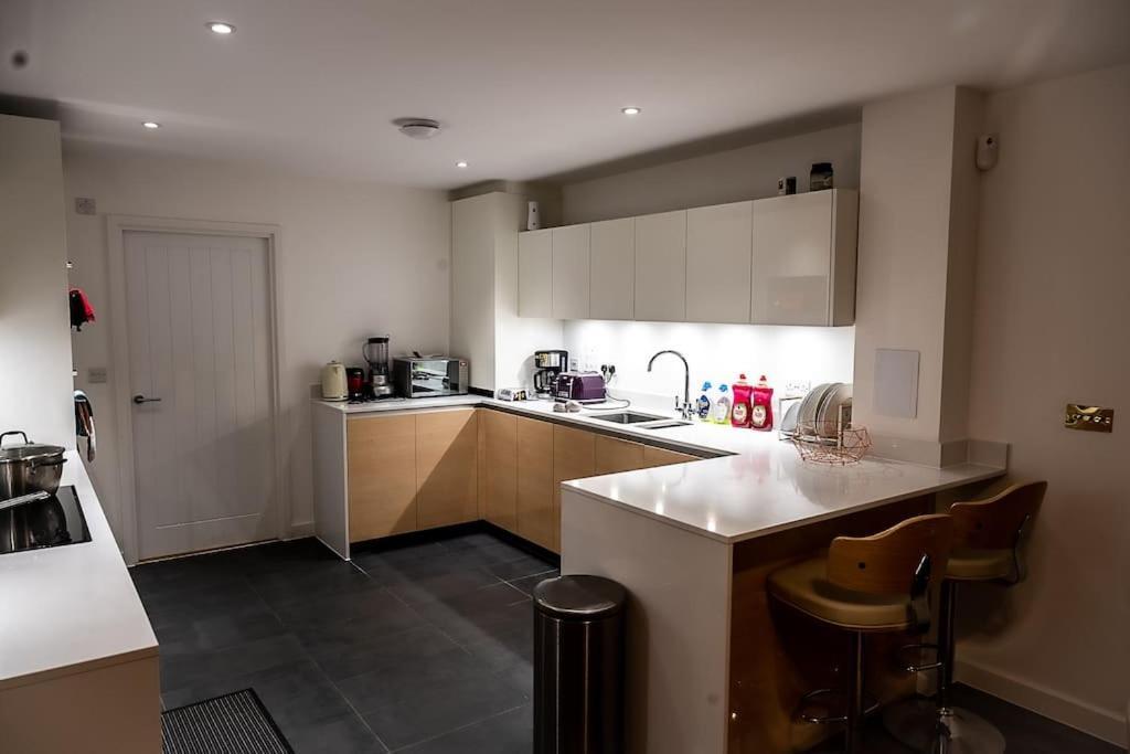 Exquisite Cozy House, Close To Train Station And Amenities Harold Wood エクステリア 写真