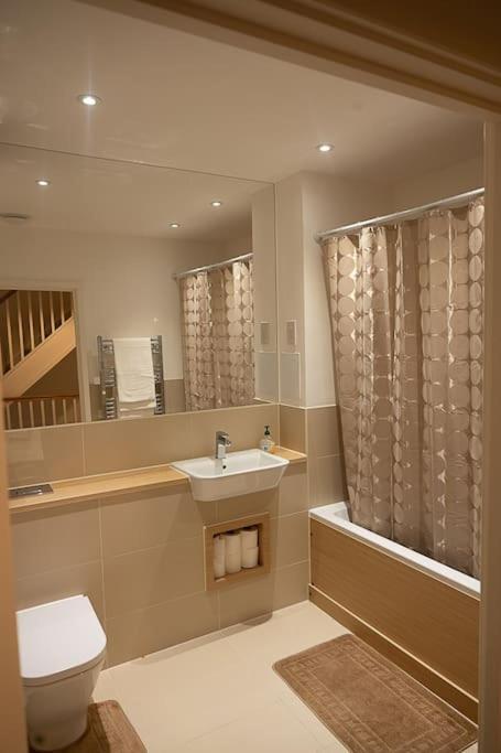 Exquisite Cozy House, Close To Train Station And Amenities Harold Wood エクステリア 写真